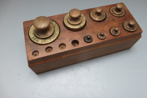 Ancienne boite avec poids - ancienne,