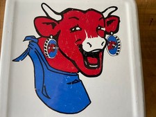 VACHE QUI RIT DESSOUS DE PLAT EMAIL 18,5CM AU CARRE MAGNIFIQUE  EMAIL TRES JOLI