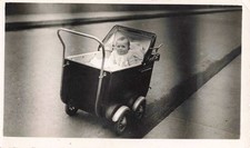 ANCIENNE PHOTOGRAPHIE 1947 BAMBIN DANS SA POUSSETTE