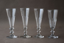 4 flûtes anciennes sur pied en verre soufflé et taillé à facettes ,hauteur 17 cm