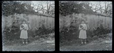 FRANCE Famille Fillette aux fleurs c1930 Photo NEGATIVE Plaque verre V24L10n