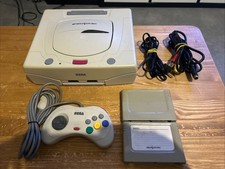 FONCTIONNELLE SEGA SATURN NTSC-JAPAN HST-3220 AVEC MANETTE ET CABLES + 2 RAM