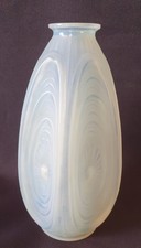 SABINO, très joli vase en verre opalescent, modèle "Les Alvéoles"