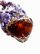 Pendentif Ancien en Ambre avec Inclusion de Scorpion – Forme Cœur, Années 40