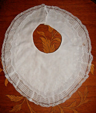 Bavoir col ancien en linon brodé et dentelle
