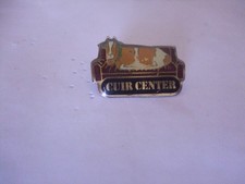 PINS  VACHE  CUIR CENTER
