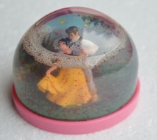 BOULE A NEIGE DISNEY  / BLANCHE NEIGE avec son prince