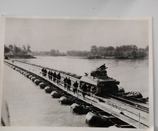 TIRAGE PHOTO	DE PRESSE	MILITARIA 1945 18X24cm PONT FLOTTANT CHAR SHERMAN