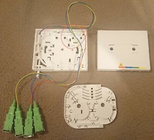 Boîtier blanc avec connexions pour internet sur la fibre optique (Fiber optic)