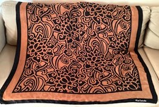 Guy Laroche Paris, Grande Étole carrée en soie, dimensions 115 cm x 115 cm