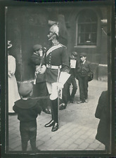 Écosse, Édimbourg, Enfants observant un cavalier écossais en uniforme, ca.1900, 
