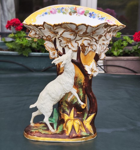 Vase avec figure sculptée