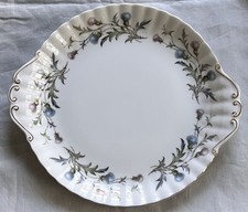 PLAT A GATEAU D 23 cm PORCELAINE ANGLAISE ROYAL ALBERT BRIGADOON AUX CHARDONS