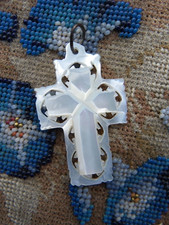 ANCIEN PENDENTIF CROIX CATHOLIQUE EN NACRE SCULPTÉE - TERRE SAINTE - 3,8 cm