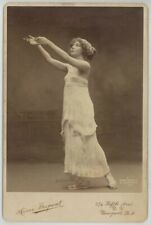 Cabinet Aimé Dupont à New York. Danseuse en tenue légère. Danse.