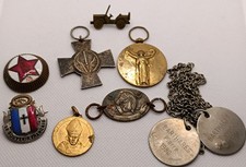 Lot insignes médailles