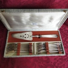 Service à gâteaux 12 fourchettes, 1 pelle à tarte modèle coquille dans son écrin