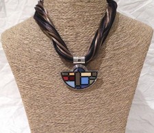 Michaela FREY WILLE. Collier pendentif demi lune émaillé hommage à Taeuber-Arp