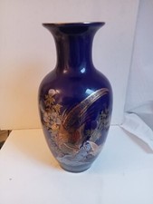 vase asiatique en porcelaine émaillé bleu nuit décor a l'or fin hauteur 26 cm