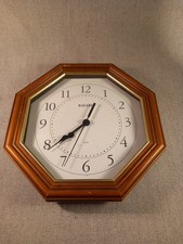 Ancienne pendule Bayard en bois, Horloge murale vintage à quartz de 27cm