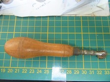 Molette de couture ancienne de cordonnier en métal et bois