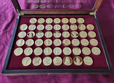 SPLENDIDE MEDAILLIER BOIS MASSIF - 50 MEDAILLES BRONZE DORE OR 24K - MONNAIES