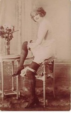 Carte Photo - Femme nue assise en bas
