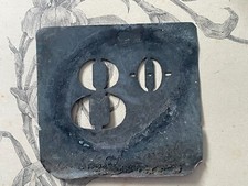 Ancien pochoir vinicole " 8° " en métal - déco vintage industriel degrés