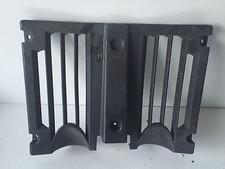 UN CACHE PROTECTION DE RADIATEUR MOTO GENERIC 50 RIDE THORN