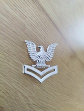 BADGE INSIGNE CASQUETTE MILITAIRE US NAVY GRADE MAITRE DEUXIÈME CLASSE 
