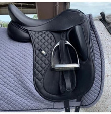 Selle de dressage anglaise couleur noir Genius cuir avec étrier cuir ou fer