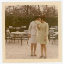 snapshot PHOTO épreuve Kodacolor, lesbien interest 2 femmes bouquet de fleurs