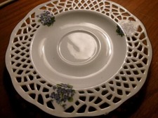 Petite COUPELLE en porcelaine, ajourée, violettes