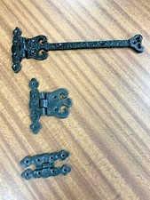 ANCIENNE ARMOIRE NOIRE ORNÉE