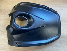 UN CACHE CARENAGE ENTOURAGE DE RESERVOIR dis.2b003881 APRILIA 900 SHIVER 2018