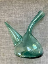 Porrón ancien en verre soufflé vert (porró pichet carafe à vin)