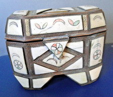 Boite à bijoux orientale ancienne en os blancs gravés et colorés intérieur glace