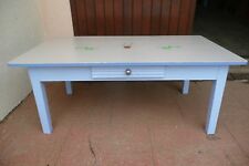 TABLE DE JEUX OU DE SALON EN BOIS BRUT PEINT EN BLEU + DECO