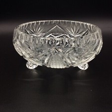 Coupe tripode en cristal soufflé taillé à décor géométrique de Bohème XXème