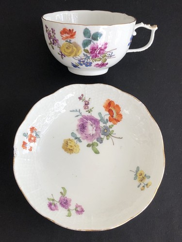 Ancienne tasse sous - et,