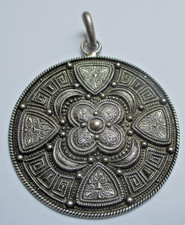 Grand Pendentif rond bouclier celtique couleur argent bijou vintage Bretagne 663