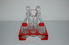 Vintage dans un panier , huilier, vinaigrier , sel , poivre , condiments , déco
