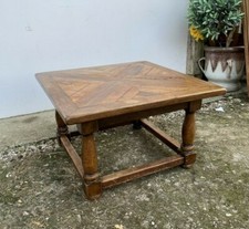 Table basse en bois avec son