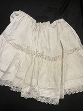 ancien bas de jupon broderie