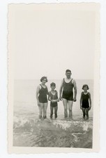 PHOTO amateur SNAPSHOT vintage, mer famille maillot ancien jouet voilier 