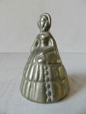CLOCHE de TABLE VINTAGE en BRONZE DORÉ * FEMME ÉLÉGANTE en ROBE et CAPELINE 