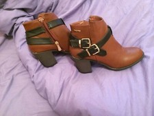 bottines, bottes,low boots  au choix 35 marron ou rouge très bon état 