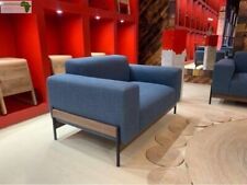 Fauteuil modèle BOWIE marque Wewood , base noyer, tissu bleu, état neuf