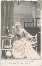 CP FEMME ELEGANTE ROBE TRIANE ASSISE A COIFFEUSE