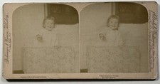 Enfant debout dans son lit Photo 1892 Stereo Albumine Vintage 